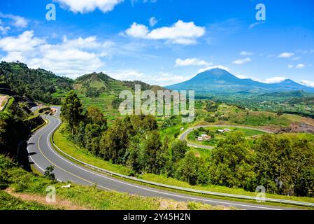 Die gewundene Straße von Kabale nach Kisoro führt durch einen großartigen Blick auf die Terrassen Berg in Uganda Stockfoto