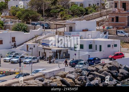 Folegandros, Griechenland - 6. Mai 2024 : Blick auf den belebten Hafen von Folegandros in Kykladen Griechenland Stockfoto