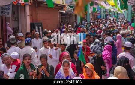 Beawar, Rajasthan, Indien, 16. September 2024: Muslimische Menschen nehmen an einer religiösen Prozession von Eid Milad-un-Nabi Teil, dem Jahrestag des Propheten Muhammad in Beawar. Quelle: Sumit Saraswat/Alamy Live News Stockfoto