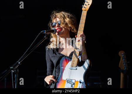 ANNA CALVI, KONZERT, GREEN MAN FESTIVAL 2014: Anna Calvi spielt eine Fender Telecaster Gitarre live auf der Mountain Stage beim Green man Festival 2014 im Glanusk Park, Brecon, Wales, August 2014. Foto: Rob Watkins. INFO: Anna Calvi ist eine britische Singer-Songwriterin und Gitarristin, die für ihre kraftvolle Stimme und ihren dramatischen, atmosphärischen Sound bekannt ist. Ihre hochgelobten Alben wie Anna Calvi und Hunter zeigen ihre Mischung aus Rock, Art Pop und intensiven, emotionalen Auftritten. Stockfoto