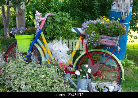 Vintage Buntes Altes Fahrrad Parkt Im Garten, Blumen Pflanzen, Korb Stockfoto