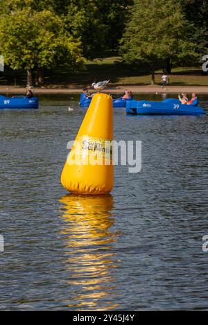 Serpentine Schwimmen. Schwimmende Markierungsboje bereit für das Wochenende Open Water Schwimmen mit Möwen auf der Oberseite. Fahren Sie mit dem Boot Stockfoto