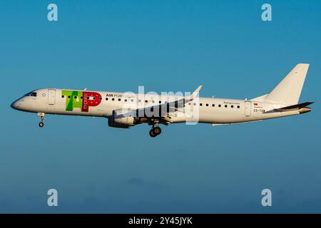 Embraer 195 Flugzeug der PGA Portugalia Airline auf dem Gran Canaria Flughafen Gando. Stockfoto