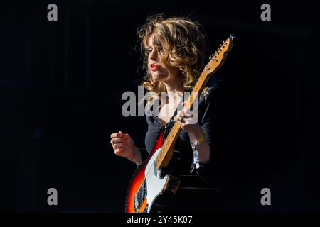 ANNA CALVI, KONZERT, GREEN MAN FESTIVAL 2014: Anna Calvi spielt eine Fender Telecaster Gitarre live auf der Mountain Stage beim Green man Festival 2014 im Glanusk Park, Brecon, Wales, August 2014. Foto: Rob Watkins. INFO: Anna Calvi ist eine britische Singer-Songwriterin und Gitarristin, die für ihre kraftvolle Stimme und ihren dramatischen, atmosphärischen Sound bekannt ist. Ihre hochgelobten Alben wie Anna Calvi und Hunter zeigen ihre Mischung aus Rock, Art Pop und intensiven, emotionalen Auftritten. Stockfoto