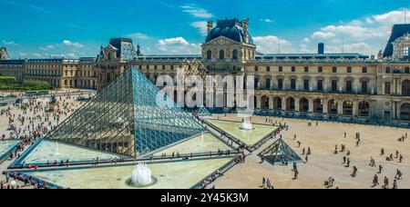 Frankreich, Paris (75), Zone classée Patrimoine Mondial de l'UNESCO, la Pyramide du Louvre de l'Architecte Ieoh Ming Pei et Facade du pavillon Richelieu d Stockfoto