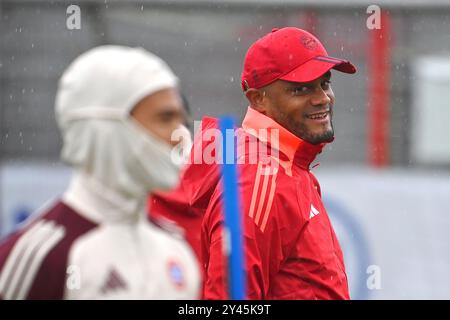 München, Deutschland. September 2024. Coach Vincent KOMPANY (FC Bayern München), Porträt, Porträt, Porträt, Vorderseite: Leroy SANE (FC Bayern München). Abschlusstraining, Training am 16. September 2024 Fußball Champions League, FC Bayern München - GNK Dinamo Zagreb? Quelle: dpa/Alamy Live News Stockfoto