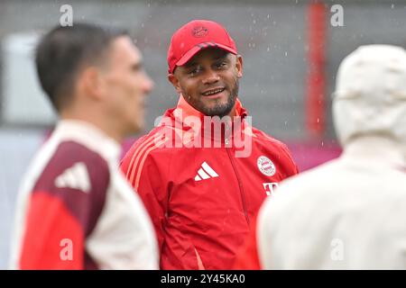 München, Deutschland. September 2024. Coach Vincent KOMPANY (FC Bayern München), Porträt, Porträt, Porträt, Vorderseite: Joao PALHINHA (FC Bayern München). Abschlusstraining, Training am 16. September 2024 Fußball Champions League, FC Bayern München - GNK Dinamo Zagreb? Quelle: dpa/Alamy Live News Stockfoto