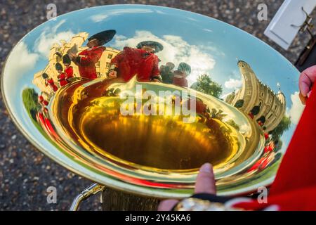 London, Großbritannien. September 2024. Die Band der Irish Guards leistete musikalische Unterstützung – das Royal Regiment of Fusiliers marschierte durch die City of London und übte ihre Freiheit der Stadt aus und feierte den hundertsten Jahrestag des Privilegiums, das dem Regiment verliehen wurde – und erlaubt ihnen, mit Trommeln zu marschieren, Farben zu fliegen und Bajonette in einer Parade vom Tower of London in die Guildhall zu bringen. Guy Bell/Alamy Live News Stockfoto