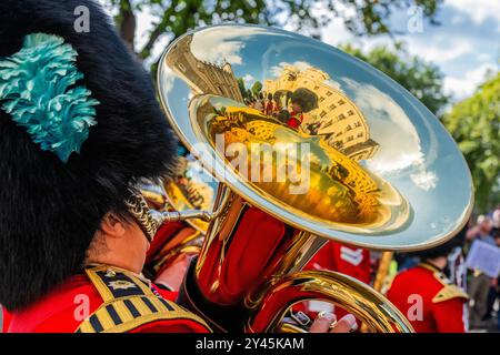 London, Großbritannien. September 2024. Die Band der Irish Guards leistete musikalische Unterstützung – das Royal Regiment of Fusiliers marschierte durch die City of London und übte ihre Freiheit der Stadt aus und feierte den hundertsten Jahrestag des Privilegiums, das dem Regiment verliehen wurde – und erlaubt ihnen, mit Trommeln zu marschieren, Farben zu fliegen und Bajonette in einer Parade vom Tower of London in die Guildhall zu bringen. Guy Bell/Alamy Live News Stockfoto