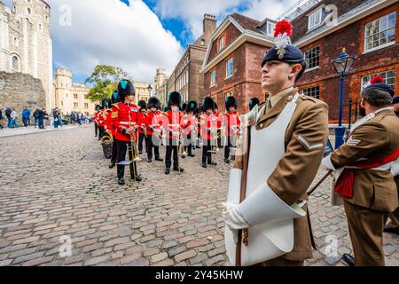 London, Großbritannien. September 2024. Die Pioniere mit Äxten führten den Weg und die Band der Irish Guards leistete musikalische Unterstützung – das Royal Regiment of Fusiliers marschierte durch die City of London und feierte den hundertsten Jahrestag des Privilegiums, das dem Regiment verliehen wurde – es erlaubt ihnen, mit Trommeln zu marschieren, Farben zu fliegen und Bajonette in einer Parade vom Tower of London in die Gildhall zu bringen. Guy Bell/Alamy Live News Stockfoto