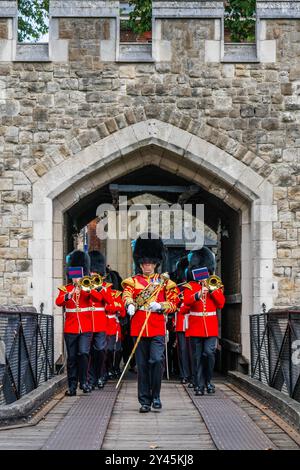 London, Großbritannien. September 2024. Die Band der Irish Guards leistete musikalische Unterstützung – das Royal Regiment of Fusiliers marschierte durch die City of London und übte ihre Freiheit der Stadt aus und feierte den hundertsten Jahrestag des Privilegiums, das dem Regiment verliehen wurde – und erlaubt ihnen, mit Trommeln zu marschieren, Farben zu fliegen und Bajonette in einer Parade vom Tower of London in die Guildhall zu bringen. Guy Bell/Alamy Live News Stockfoto