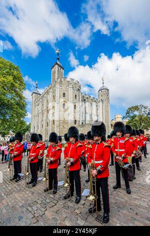 London, Großbritannien. September 2024. Die Band der Irish Guards leistete musikalische Unterstützung – das Royal Regiment of Fusiliers marschierte durch die City of London und übte ihre Freiheit der Stadt aus und feierte den hundertsten Jahrestag des Privilegiums, das dem Regiment verliehen wurde – und erlaubt ihnen, mit Trommeln zu marschieren, Farben zu fliegen und Bajonette in einer Parade vom Tower of London in die Guildhall zu bringen. Guy Bell/Alamy Live News Stockfoto