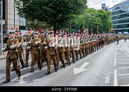 London, Großbritannien. September 2024. Das Royal Regiment of Fusiliers verlässt den Tower of London, um durch die City of London zu marschieren, um ihre Freiheit der Stadt auszuüben und um den hundertsten Jahrestag des Privilegiums zu feiern, das dem Regiment gewährt wurde – es erlaubt ihnen, sein marschrecht mit Trommeln, Farben und Bajonetten auszuüben, die in einer Parade vom Tower of London zur Guildhall angebracht wurden. Guy Bell/Alamy Live News Stockfoto