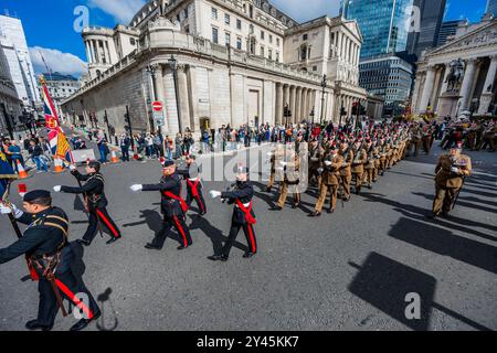 London, Großbritannien. September 2024. An der Bank Junction vorbei an der Bank of England – das Royal Regiment of Fusiliers marschiert durch die City of London, um ihre Freiheit der Stadt auszuüben und um den hundertsten Jahrestag des Privilegiums zu feiern – erlaubt es ihnen, sein marschrecht mit Trommeln auszuüben, Farben zu fliegen und Bajonette zu fixieren. Sie wurde von Oberst James Fern, First Fusiliers, kommandiert und umfasste über 400 Bedienstete und pensionierte Mitarbeiter. Guy Bell/Alamy Live News Stockfoto