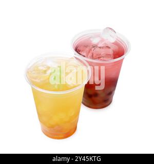 Leckerer Bubble Tee in Plastikbechern isoliert auf weiß Stockfoto