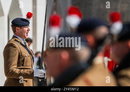 London, Großbritannien. September 2024. Parade in Guildhall - das Royal Regiment of Fusiliers marschiert durch die City of London und übt ihre Freiheit der Stadt aus und feiert den hundertsten Jahrestag des Privilegiums, das dem Regiment gewährt wurde - erlaubt es ihnen, sein marschrecht mit Trommeln auszuüben, Farben zu fliegen und Bajonette zu fixieren. Sie wurde von Oberst James Fern, First Fusiliers, kommandiert und umfasste über 400 Bedienstete und pensionierte Mitarbeiter. Guy Bell/Alamy Live News Stockfoto