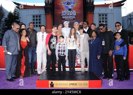 Hollywood, USA. Januar 2012. Januar 2012 Hollywood, Ca. Quincy Jones, Debbie Allen, Chris Tucker, Prince Jackson, Blanket Jackson, Paris Jackson, Justin Bieber, Katherine Jackson, Jackie Jackson und Tito Jackson Michael Jackson feiern „The King of Pop“ mit einer Hand- und Fußabdruck-Zeremonie im Grauman's Chinese Theatre © Tammie Arroyo/AFF-USA. COM Credit: AFF/Alamy Live News Stockfoto