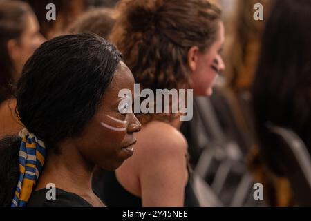 London, Großbritannien. September 2024. Tänzer am Laufsteg im Vanity Hub Africa - Show „Beyond the African Veil Series“ während der London Fashion Week im September 2023 am 15. September 2024 in London, England. Richard Lipman/Alamy Live News Stockfoto