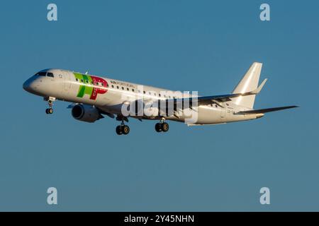Embraer 195 Flugzeug der PGA Portugalia Airline auf dem Gran Canaria Flughafen Gando. Stockfoto