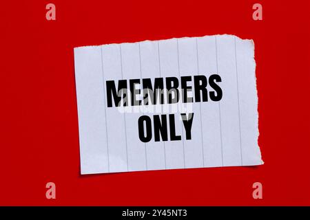 Nur eine Nachricht, die auf einem gerissenen Papierstück mit rotem Hintergrund geschrieben wurde. Symbol nur konzeptionelle Elemente. Kopierbereich. Stockfoto