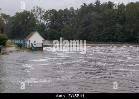 Veseli Nad Luznici, Tschechische Republik. September 2024. Überflutete den Fluss Nezarka nach starken Regenfällen in Veseli nad Luznici, Tschechien, am 16. September 2024. Auf dem Foto ist ein Wehr zu sehen. Quelle: Vaclav Pancer/CTK Photo/Alamy Live News Stockfoto