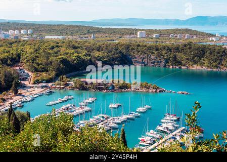 Stadt Omisalj und Yachthafen aus der Vogelperspektive, Insel Krk, Kroatien Stockfoto