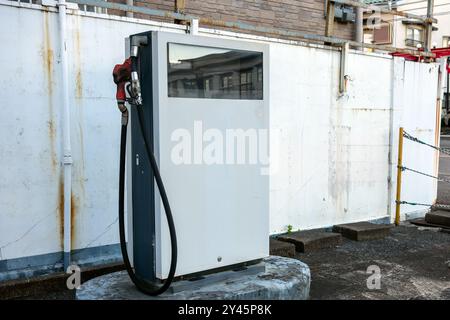 Verlassener alter und rostiger Benzinpumpen-Kraftstoffspender Stockfoto