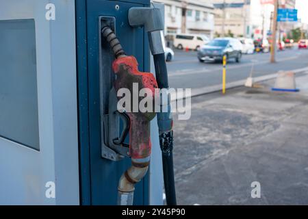 Verlassener alter und rostiger Benzinpumpen-Kraftstoffspender Stockfoto