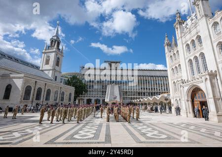 City of London, Großbritannien. September 2024. Das Royal Regiment of Fusiliers verlässt den Tower of London und marschiert in ihrem 350. Jahr durch die City of London, in Ausübung ihrer Freiheit der Stadt und anlässlich des 100. Jahrestages des Privilegiums, das dem Regiment gewährt wurde. Bild: Das Regiment wird vom Lord Mayor of the City of London und dem CO of First Fusiliers in Guildhall bewertet. Quelle: Malcolm Park/Alamy Live News. Stockfoto