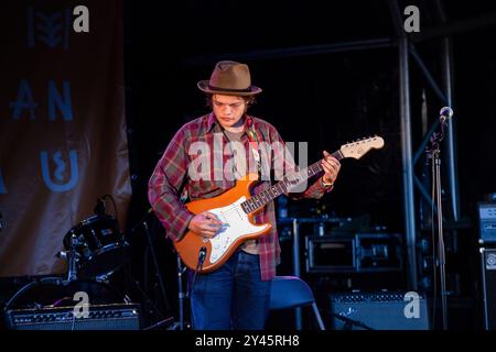 WILLIAM TYLER, GITARRIST, GREEN MAN FESTIVAL 2014: William Tyler spielt eine orangene E-Gitarre live auf der Wall Garden Stage beim Green man Festival 2014 im Glanusk Park, Brecon, Wales, August 2014. Foto: Rob Watkins. INFO: William Tyler ist ein US-amerikanischer Gitarrist und Komponist, der für seine instrumentale Fingerstyle-Gitarrenarbeit bekannt ist, die Folk-, Country- und Ambient-Einflüsse vereint. Seine komplizierten Kompositionen wecken oft ein Gefühl von Ort und Nostalgie und schaffen weitläufige, meditative Klangwelten, die in der amerikanischen Roots-Musik verwurzelt sind. Stockfoto