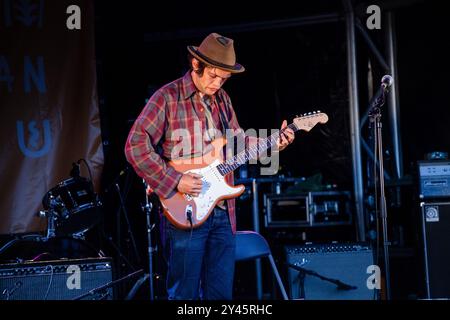 WILLIAM TYLER, GITARRIST, GREEN MAN FESTIVAL 2014: William Tyler spielt eine orangene E-Gitarre live auf der Wall Garden Stage beim Green man Festival 2014 im Glanusk Park, Brecon, Wales, August 2014. Foto: Rob Watkins. INFO: William Tyler ist ein US-amerikanischer Gitarrist und Komponist, der für seine instrumentale Fingerstyle-Gitarrenarbeit bekannt ist, die Folk-, Country- und Ambient-Einflüsse vereint. Seine komplizierten Kompositionen wecken oft ein Gefühl von Ort und Nostalgie und schaffen weitläufige, meditative Klangwelten, die in der amerikanischen Roots-Musik verwurzelt sind. Stockfoto