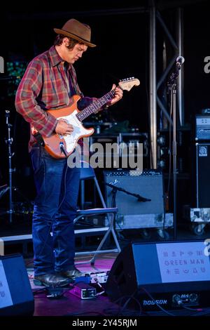 WILLIAM TYLER, GITARRIST, GREEN MAN FESTIVAL 2014: William Tyler spielt eine orangene E-Gitarre live auf der Wall Garden Stage beim Green man Festival 2014 im Glanusk Park, Brecon, Wales, August 2014. Foto: Rob Watkins. INFO: William Tyler ist ein US-amerikanischer Gitarrist und Komponist, der für seine instrumentale Fingerstyle-Gitarrenarbeit bekannt ist, die Folk-, Country- und Ambient-Einflüsse vereint. Seine komplizierten Kompositionen wecken oft ein Gefühl von Ort und Nostalgie und schaffen weitläufige, meditative Klangwelten, die in der amerikanischen Roots-Musik verwurzelt sind. Stockfoto