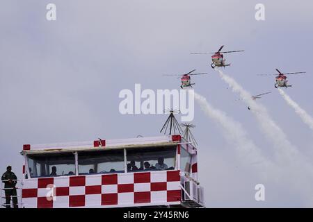 Das Sarang Helicopter Display Team der Indian Air Force (IAF) tritt während der Tarang Shakti 2024, einer internationalen Luftübung auf der Jodhpur Air Force Station in Jodhpur, Rajasthan, Indien, am 12. September 2024 auf. Foto: Himanshu Sharma/ABACAPRESS. KOM Stockfoto