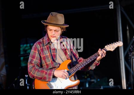 WILLIAM TYLER, GITARRIST, GREEN MAN FESTIVAL 2014: William Tyler spielt eine orangene E-Gitarre live auf der Wall Garden Stage beim Green man Festival 2014 im Glanusk Park, Brecon, Wales, August 2014. Foto: Rob Watkins. INFO: William Tyler ist ein US-amerikanischer Gitarrist und Komponist, der für seine instrumentale Fingerstyle-Gitarrenarbeit bekannt ist, die Folk-, Country- und Ambient-Einflüsse vereint. Seine komplizierten Kompositionen wecken oft ein Gefühl von Ort und Nostalgie und schaffen weitläufige, meditative Klangwelten, die in der amerikanischen Roots-Musik verwurzelt sind. Stockfoto