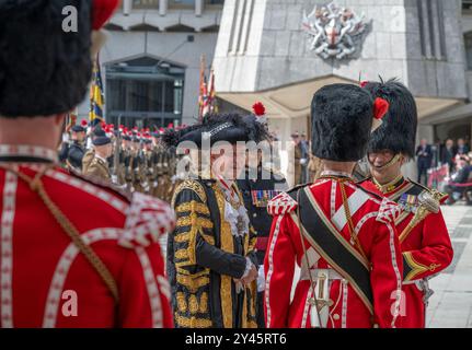 City of London, Großbritannien. September 2024. Das Royal Regiment of Fusiliers verlässt den Tower of London und marschiert in ihrem 350. Jahr durch die City of London, in Ausübung ihrer Freiheit der Stadt und anlässlich des 100. Jahrestages des Privilegiums, das dem Regiment gewährt wurde. Bild: Das Regiment wird vom Lord Mayor of the City of London und dem CO of First Fusiliers in Guildhall bewertet. Quelle: Malcolm Park/Alamy Live News. Stockfoto