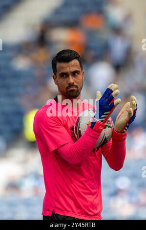 Diogo Costa begrüßte die Fans während des Spiels zwischen dem FC Porto und dem SC Farense in Estádio do Dragão, Porto Stockfoto