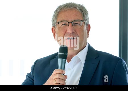 Pressekonferenz Sparkassen Münsterland Giro. Im Jahr 2024 verbindet das Profi Rennen Haltern am See mit Münster. Gruppenbild der Beteiligten. Klaus Richter, Vorstandsvorsitzender Sparkasse Münsterland Ost, Haltern am See, Nordrhein-Westfalen, DEU, Deutschland, 16.09.2024 *** Pressekonferenz Sparkassen Münsterland Giro im Jahr 2024 wird das Profirennen Haltern am See mit Münster Group verbinden Foto der Teilnehmer Klaus Richter, Vorsitzender des Vorstands Sparkasse Münsterland Ost, Haltern am See, Nordrhein-Westfalen, DEU, Deutschland, 16 09 2024 Stockfoto