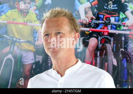 Pressekonferenz Sparkassen Münsterland Giro. Im Jahr 2024 verbindet das Profi Rennen Haltern am See mit Münster. Gruppenbild der Beteiligten. Fabian Wegmann, sportlicher Leiter des Sparkassen Münsterland Giro, Haltern am See, Nordrhein-Westfalen, DEU, Deutschland, 16.09.2024 *** Pressekonferenz Sparkassen Münsterland Giro im Jahr 2024 wird das Profirennen Haltern am See mit Münster Group verbinden Foto der Beteiligten Fabian Wegmann, Sportdirektor der Sparkassen Münsterland Giro, Haltern am See, Nordrhein-Westfalen, DEU, Deutschland, 16 09 2024 Stockfoto