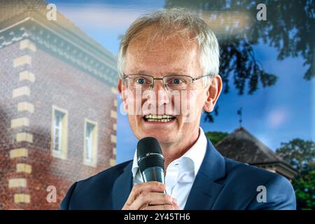 Pressekonferenz Sparkassen Münsterland Giro. Im Jahr 2024 verbindet das Profi Rennen Haltern am See mit Münster. Gruppenbild der Beteiligten. Dr. Ansgar Hörster, Kreisdirektor Kreis Borken, Haltern am See, Nordrhein-Westfalen, DEU, Deutschland, 16.09.2024 *** Pressekonferenz Sparkassen Münsterland Giro im Jahr 2024 verbindet das Profirennen Haltern am See mit Münster Gruppenfoto der Teilnehmer Dr. Ansgar Hörster, Bezirksdirektor Borken, Haltern am See, Nordrhein-Westfalen, DEU, Deutschland, 16 09 2024 Stockfoto