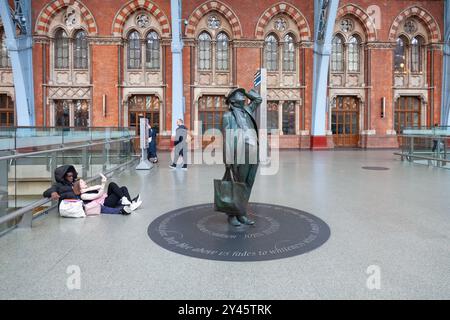 Statue (Martin Jennings, 2007) zum Gedenken an Sir John Betjeman in St. Pancras International Station im Zentrum von London, England. Stockfoto