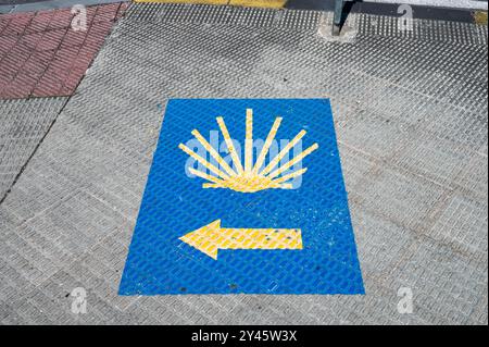 Das Schild mit der Muschel zeigt in Richtung des Camino-Weges Stockfoto