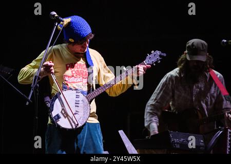 NEUTRAL MILK HOTEL, KONZERT, GREEN MAN FESTIVAL 2014: Julian Koster (links) und Jeff Mangum Sänger vom Neutral Milk Hotel spielen live auf der Mountain Stage beim Green man Festival 2014 im Glanusk Park, Brecon, Wales, August 2014. Foto: Rob Watkins. INFO: Neutral Milk Hotel ist eine US-amerikanische Indie-Rock-Band unter der Leitung von Jeff Mangum, die für ihren experimentellen Sound bekannt ist, der Folk, psychedelischen Rock und surrealen Texten verbindet. Ihr gefeiertes Album in the Aeroplane Over the Sea thematisiert Themen wie Liebe, Verlust und menschliche Existenz. Stockfoto