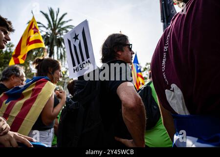 Kataloniens Nationalfeiertag in Barcelona, Spanien am 11. September 2024 treffen sich die Menschen zur Diada von Katalonien oder zum katalonischen Nationalfeiertag in Barcelona, Spanien. Die Diada von Katalonien, die am 11. September stattfand, erinnert an den Fall Barcelonas 1714 während des Spanischen Erbfolgekrieges und symbolisiert Kataloniens Kampf für politische Rechte und kulturelle Identität. Wie jedes Jahr im Jahr 2024 findet der Tag institutionelle Zeremonien, politische Demonstrationen statt, die sich für mehr Autonomie oder Unabhängigkeit einsetzen, und kulturelle Veranstaltungen, die das katalanische Erbe feiern. Neben politischen Mobilisierungen, Stockfoto