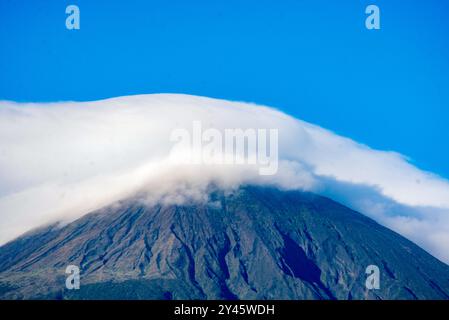 Nebelbedeckter Gipfel des Mt. Muhavura in Kisoro Uganda Stockfoto