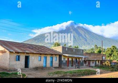 Nebelbedeckter Gipfel des Mt. Muhavura in Kisoro Uganda Stockfoto