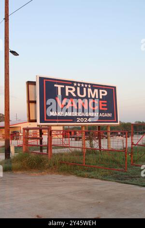 Pleasanton, USA. September 2024. Am 16. September 2024 ist am frühen Morgen am Texas State Highway 97 im Atascosa County, Texas, USA, ein Plakat für die Trump-Vance-Kampagne zu sehen. Atascosa County liegt im Süden von Texas, südlich von San Antonio. Republikanische Präsidentschaftskandidaten haben jede Wahl im Atascosa County bis ins Jahr 2000 gewonnen. Im Jahr 1996 gewann der demokratische Präsidentschaftskandidat Bill Clinton den republikanischen Kandidaten Bob Dole mit einem geringen Vorsprung. (Foto: Carlos Kosienski/SIPA USA) Credit: SIPA USA/Alamy Live News Stockfoto