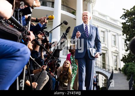 Washington DC, USA. September 2024. Washington, Usa. September 2024. US-Präsident Joe Biden spricht kurz mit den Medien, bevor er am Montag, den 16. September 2024, aus dem Weißen Haus zu einem Tagesausflug nach Wilmington, dann Philadelphia, in Washington, D.C. verlässt. Der Präsident sprach über den zweiten Attentat auf den republikanischen Präsidentschaftskandidaten Donald Trump und sagte, er sei froh, dass der frühere Präsident in Ordnung sei. Foto: Jim Lo Scalzo/UPI Credit: UPI/Alamy Live News Credit: UPI/Alamy Live News Stockfoto
