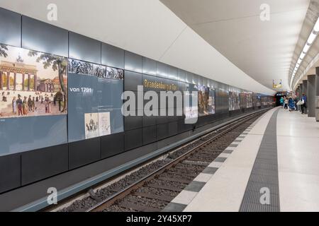 Deutschland Berlin 15. September 2024. Ein Bahnhof mit einer Bilderwand und einem Schild mit der Aufschrift Branderburger Tor. Die Szene ist ruhig und friedlich, wie die Stockfoto