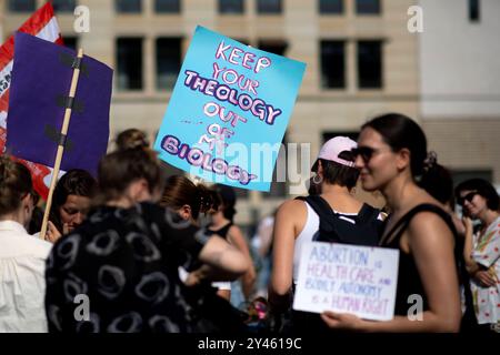 Gegenprotest - Marsch für das Leben DEU, Deutschland, Deutschland, Berlin, 16.09.2023 Gegenprotest mit Plakat Halten Sie Ihre Theologie aus meiner Biologie heraus gegen die Demonstration Marsch für das Leben vom Bundesverband Lebensrecht mitz der Vorsitzenden Alexandra Linder Mitte, Christdemokraten für das Leben und andere Organisationen unter dem Motto die Schwaechsten schuetzen Ja zu jedem Kind und für ein Europa ohne Abtreibung und Euthabasie im Regierungsviertel in Berlin Deutschland . Die Demo und Kundgebung richtet sich gegen Schwangerschaftsabbrueche und Praktiken der Sterbehilfe, Stammzellforschung Stockfoto