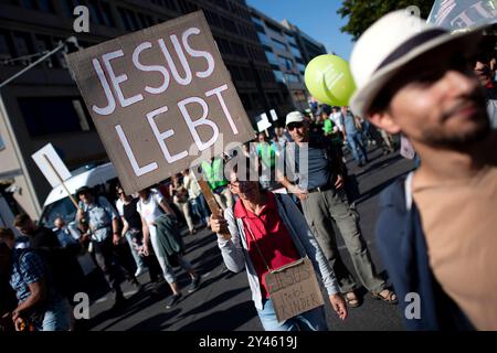 Marsch für das Leben DEU, Deutschland, Deutschland, Berlin, 16.09.2023 Demonstranten mit Schild Jesus Lebt auf der Demonstration Marsch für das Leben vom Bundesverband Lebensrecht mitz der Vorsitzenden Alexandra Linder Mitte, Christdemokraten für das Leben und andere Organisationen unter dem Motto die Schwaechsten schuetzen Ja zu jedem Kind und für ein Europa ohne Abtreibung und Euthabasie im Regierungsviertel in Berlin Deutschland. Die Demo und Kundgebung richtet sich gegen Schwangerschaftsabbrueche und Praktiken der Sterbehilfe, Stammzellforschung und Praeimplantationsdiagnostik en: Protes Stockfoto